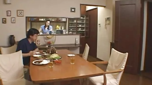 Blond, lekki makijaż dla dziewczyn amatorki video zabawy