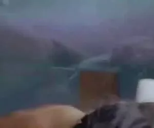 Wszedłem do wody i sikałem amatorki filmy erotyczne do basenu.