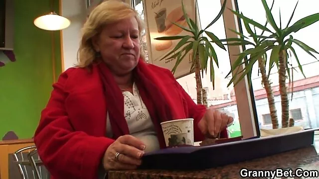Doświadczone amatorki filmy darmowe pocałunki w biurze