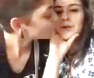 Położył masturbującą się xnxx amatorki dziewczynę na łóżku