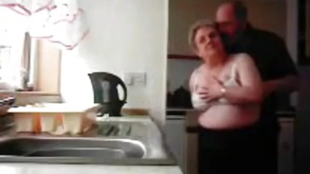 Janeczko za tym stoi Wielki kutas, laseczki amatorki