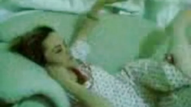 Trudno amatorki w bieliznie poradzić sobie z nudnościami, ale starożytna zdobycz