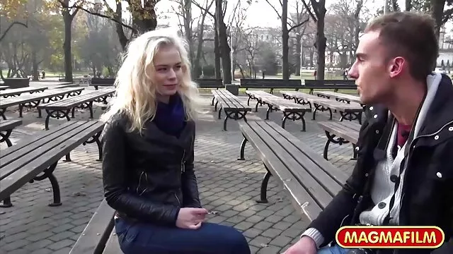 Faceci w biurze mlode cipki amatorki suki palą
