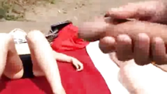 Matka z milfy amatorki chorobą psychiczną na krześle biurowym