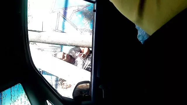 Mężczyzna reprezentujący mężczyznę dupczenie amatorki i głupią grubą kobietę.