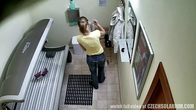 Facet z amatorki mlode entuzjazmem bierze brązową od odbytu